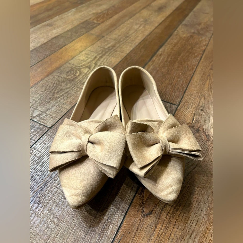 Apricot flats with bow. Size 7.